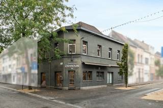 <p>TE KOOP: opbrengsteigendom in de Abdijstraat, hartje Kiel, op een drukke commerciële winkelas met veel passage.</p>
<p>Deze gesloten bebouwing ligt op een toplocatie in Antwerpen, aan de levendige Abdijstraat. Dankzij de sterke visibiliteit en constante stroom voorbijgangers is dit een ideale plek voor een handelsruimte die leeft van buurtklanten én passanten. De ligging is vlot bereikbaar met wagen en openbaar vervoer, vlakbij belangrijke invalswegen richting het centrum en omliggende districten. Bovendien heeft het pand een bewezen bakkerijhistoriek: Bakkerij Zahoun is hier al jaren een gevestigde naam, wat het interessant maakt voor horeca, voeding of andere detailhandel.</p>
<p>Dankzij de indeling en commerciële ligging biedt dit pand bovendien een interessant opbrengstpotentieel, met mogelijke huurinkomsten tot ca. €4.000 per maand.</p>
<p>Belangrijkste ruimtes:<br />• Handelsruimte met grote etalage en zicht op de straat, ideaal voor commerciële activiteiten.<br />• Achterruimte geschikt voor opslag, werkruimte of keuken.<br />• Sanitair en technische voorzieningen aanwezig.</p>
<p>Troeven:<br />• Gelegen op toplocatie in Kiel, aan de levendige Abdijstraat.<br />• Uitstekende bereikbaarheid met wagen en openbaar vervoer.<br />• Bewezen commerciële geschiedenis als bakkerij.<br />• Mogelijk opbrengstpotentieel tot ca. €4.000 huurinkomsten per maand.</p>
<p>Neem vandaag nog contact op met je ERA-makelaar voor een bezoek.</p>
<p>JOUW DROOMOPBRENGSTEIGENDOM. ZO GEVONDEN!</p>