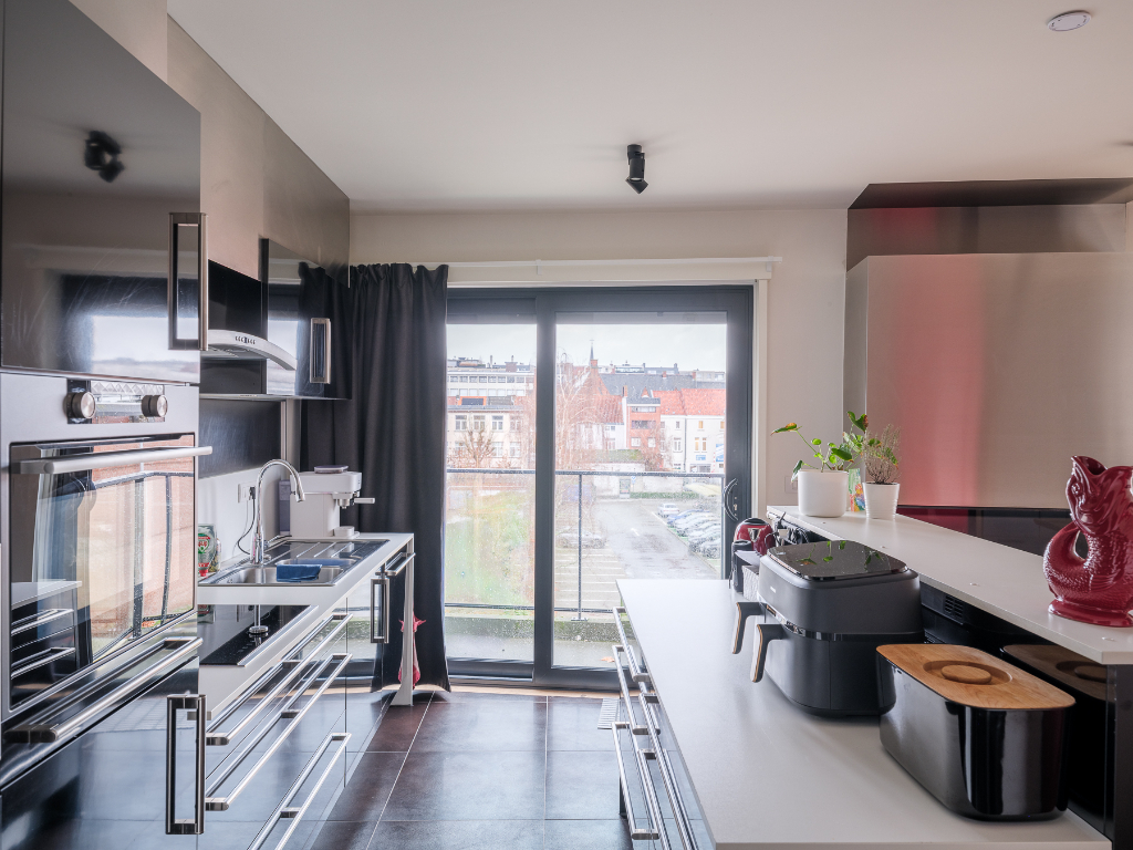 Ruim en lichtrijk duplexappartement met 2 slaapkamers, meerdere terrassen en staanplaats aan Ter Platen - photo 4