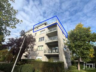 Dit exclusieve en lichtrijke penthouse is gelegen op de bovenste verdieping van een moderne residentie, dicht bij de grote ring rond Hasselt. Het appartement is voorzien van airconditioning in zowel de leefruimte als de hoofdslaapkamer en ook enkele meubels zijn reeds aanwezig. Het absolute paradepaardje is het riante, kamerbrede dakterras met een weids en groen uitzicht.<br /><br /><strong>Indeling:</strong><br />Inkomhal met ingebouwde kastenwand en een gastentoilet. Zeer royale woonkamer met een gezellige, ingebouwde sfeerhaard en grote schuiframen naar het terras. Halfopen, volledig geïnstalleerde keuken voorzien van alle modern comfort.<br />Verder beschikt het penthouse over een praktische wasplaats/berging met opbergrekken, een ingerichte badkamer met een dubbel lavabomeubel, inloopdouche, ligbad en een tweede toilet. Er zijn 2 slaapkamers, waarvan de master bedroom directe toegang biedt tot een tweede dakterras.<br />In de ondergrondse verdieping bevindt zich nog een zeer ruime, afgesloten privé-garagebox met automatische poort.