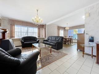 Op zoek naar een ruime, alleenstaande woning in een rustige buurt vlakbij het centrum van Staden?Met een totale oppervlakte van 521m² geniet je van...