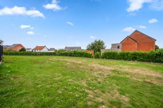 Prachtige bouwgrond van 5are voor een halfopen bebouwing gelegen in het landelijke en rustige Bekkevoort, Oude Tiensebaan naast huisnummer 63.<br />Perceelbreedte: 12 meter met een perceeldiepte van 44,9 meter links en 36,0 meter rechts. Gevelbreedte: 9 meter.<br />Bouwdiepte: 15 meter op het gelijkvloers, 12 meter op de verdieping.<br />Bouwvoorschriften te bekomen via gemeente Bekkevoort.