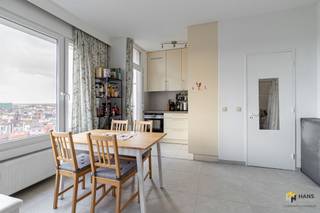 <p><span>Het pand bevindt zich in </span><span>’</span><span>t Groen Kwartier, een hippe en duurzame wijk op een steenworp van De Koninck Brouwerij met het unieke PAKT als middelpunt. Dankzij de nabijheid van talrijke bus- en tramverbindingen, Berchem-Station op wandelafstand en meerdere velo-stations in de buurt, geniet je van een uitstekende mobiliteit. Ook met de wagen bereik je de Binnensingel en de snelweg in een mum van tijd. </span></p><p><span>De studio bevindt zich op de negende verdieping van een goed onderhouden gebouw met tien verdiepingen, waarvan zowel het dak als de voorgevel geïsoleerd werden. De vaste kosten bedragen € 156/maand en omvatten onder andere water, verwarming (op stookolie met tussenmeters), blokpolis, syndicus, lift en het onderhoud en de elektriciteit van de gemene delen.</span></p><p><span>De studio werd zes jaar geleden volledig gerenoveerd en sindsdien piekfijn onderhouden. Zo is de elektriciteit conform, werden nieuwe aluminiumramen geplaatst en werd de vloer recent, in 2025, nog vernieuwd. Dit alles zorgt voor een comfortabele en instapklare unit.</span></p><p><span>Binnenin werd een aparte inkom gecreëerd aan de hand van een praktische vestiairekast. De lichtrijke leefruimte (31 m²) geniet dankzij de grote raampartij van een prachtig panoramisch zicht over de stad. De open keuken, uitgerust met alle hedendaags comfort, biedt toegang tot het balkon met oostoriëntatie — ideaal om te genieten van de ochtendzon. De badkamer (3 m²) is voorzien van een douchecabine en lavabo, en het toilet is apart.</span></p><p><span>Kortom, deze instapklare en lichtrijke studio combineert comfort, ligging en uitzicht, en vormt de ideale uitvalsbasis voor starters of een interessante investering.</span></p><p><span>Ben je op zoek naar een instapklare studio op een toplocatie met prachtig uitzicht? Mis deze kans niet! Bewoonbare opp. 35 m² – ref.: bruto vloeropp. Voor meer info of een gratis schatting surf naar </span><span><span>www.hansimmo.be</span></span></p><p><span> </span></p>