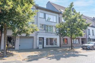 <p>Dit investeringspand omvat drie afzonderlijke appartementen (ongeveer 90 m² bruto), die allemaal verhuurd zijn. Hierdoor geniet u vanaf de aankoop van een jaarlijkse huuropbrengst van € 28.116, goed voor een bruto aanvangsrendement van 4,73% op de vraagprijs. Gebouwd in 1961, maar totale renovatie in 2017.</p><p>De eigendom is ideaal voor investeerders die op zoek zijn naar een stabiele cashflow, een beperkte leegstandsrisico dankzij de spreiding over drie woonentiteiten en een interessante langetermijninvestering.</p><p>Indeling<br />Appartement bus 1: gezellig appartement met 1 slaapkamer en diepe tuin.<br />Appartement bus 2: appartement met 2 slaapkamers en terras.<br />Appartement bus 3: ruim appartement met 2 slaapkamers, open leefruimte en een zonnig terras met uitzicht op de tuin.</p><p>Troeven</p><p>✔ Volledig verhuurd – onmiddellijke huurinkomsten<br />✔ Drie afzonderlijke appartementen<br />✔ Individuele tellers voor water, gas en elektriciteit<br />✔ Geen syndicus<br />✔ Terrassen op zuid aanwezig<br />✔ Interessante investering met stabiele opbrengst<br />✔ Gelegen nabij het centrum van Turnhout, winkels, scholen, openbaar vervoer en belangrijke invalswegen<br />✔ Geen lift (kosten)<br />✔ Gelijkvloers met grote tuin en tuinhuis</p><p>✔ Elektriciteit is conform</p><p>✔ Geen asbest</p><p>✔ EPC label B</p><p>Deze opbrengsteigendom biedt een uitstekende combinatie van direct rendement, stabiele verhuur en toekomstig waardepotentieel. Dankzij de bestaande huurovereenkomsten kan de nieuwe eigenaar onmiddellijk genieten van de huurinkomsten, zonder op zoek te moeten gaan naar huurders.</p>
