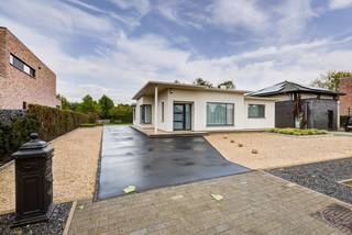 VERZORGDE GEZINSWONING MET 3 SLAAPKAMERS EN RUIME TUIN TE STOKROOIE (HASSELT)<br /><br />*** Bekijkt U deze woning via een aanverwante website? Surf dan naar https://matisimmo.be/nl/aanbod/4340605/bungalow-te-koop-in-3500-hasselt en klik op volgende link voor het INTERACTIEF GRONDPLAN: https://grondplan.matisimmo.be/grondplan/?map=HasseltStokrooieweg66 ***<br /><br />Deze gelijkvloerse woning in open bebouwing is gelegen aan de Stokrooieweg 66 te Stokrooie, een deelgemeente van Hasselt. Het gezellige centrum van Hasselt bevindt zich op 15 minuten rijden, maar alle basisvoorzieningen zijn in de nabijheid te vinden. Zo zijn er verschillende supermarkten, een lokale bakker, eetgelegenheden etc binnen 2 kilometer gelegen. Ook de op- en afrit van de autostrade E313 is van hieruit vlot bereikbaar.<br /><br />Hoewel de woning enkel gelijkvloers ingericht is, beschikt men wel over 166m<sup>2</sup> woonoppervlakte wat resulteert in aangenaam, ruime kamers.<br />Dankzij het levensloopbestendige karakter biedt de woning de mogelijkheid om er makkelijk op oudere leeftijd te wonen.<br /><br />We betreden de woning via de inkomhal die toegang geeft tot de ruime woonkamer met zit- en eetgedeelte. In het verlengde bevindt zich de keuken, de keuken is voorzien van een inbouwkoelkast, keramische kookplaat met afzuigkap en een oven. In de keuken is er veel lichtinval en een mooi zicht over het terras en de tuin, deze zijn van hieruit ook toegankelijk. De keuken geeft tevens toegang tot de inpandige garage, het toilet en de voorraadkelder.<br /><br />Verder zijn er 3 ruime slaapkamers en een badkamer met enkele lavabo en een douche.<br />De badkamer is enkel toegankelijk via slaapkamer 2 en slaapkamer 3. <br />Slaapkamer 1 en slaapkamer 3 zijn enkel toegankelijk via slaapkamer 2. Om deze reden kan er in slaapkamer 2 een hal ingericht worden zodat de andere slaapkamers direct bereikbaar zijn via deze hal.<br />Meer informatie over de indeling van de woning kan u terugvinden via het grondplan.<br /><br />In het verlengde van de inrit, achteraan de woning, kan men met de auto de garage bereiken.<br />Tot slot behoort er tot de woning een fijne, ruime tuin waar men in alle privacy kan vertoeven.<br /><br />De woning is momenteel verhuurd en is beschikbaar voor eigen bewoning na de opzegtermijn bij het opzeggen van de huurovereenkomst.<br /><br />De vermelde woonoppervlakte is steeds de bruikbare vloeroppervlakte overgenomen uit het EPC-verslag.<br /><br />Wilt u graag een bezoek inplannen voor deze woning? Neem vrijblijvend contact op via 011/34 00 00 of info@matisimmo.be<br /> 