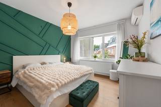 uime woning in Berchem, vlakbij scholen, openbaar vervoer en het centrum van Antwerpen.
<p>Deze gezinswoning biedt een comfortabele leefomgeving met een mooie tuin van 63 m², een praktische garage en voldoende ruimte voor het hele gezin. De woning beschikt over vier volwaardige slaapkamers, waarvan één met een handige dressing. Twee slaapkamers zijn uitgerust met airconditioning, wat zorgt voor extra wooncomfort tijdens elk seizoen. Dankzij de gegeerde ligging in Berchem geniet je van winkels, scholen, sportfaciliteiten en openbaar vervoer in de directe omgeving. Bovendien bereik je via de vlotte verbindingen snel het centrum van Antwerpen en de belangrijkste invalswegen.</p>
<p>Belangrijkste ruimtes<br />• Lichtrijke woonkamer met aangename leefruimte<br />• Functionele keuken uitgerust met gas kookplaat, dampkap, vaatwasser en elektrische oven<br />• Vier volwaardige slaapkamers<br />• Dressing aansluitend aan één van de slaapkamers<br />• Twee badkamers met douche, toilet en enkele wastafel<br />• Praktische garage met extra opbergruimte<br />• Kelder met wasruimte en aansluitingen voor wasmachine en droogkast<br />• Zonnige tuin van 63 m²</p>
<p>Troeven<br />• Vier slaapkamers en twee badkamers, ideaal voor gezinnen<br />• Airconditioning in twee slaapkamers voor extra comfort<br />• Gelegen in een gegeerde buurt van Berchem nabij winkels, scholen en openbaar vervoer</p>
<p>Neem vandaag nog contact op met je ERA-makelaar voor een bezoek JOUW DROOMHUIS. ZO GEVONDEN!</p>