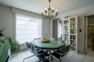 Indeling gelijkvloers: inkomhal met gastentoilet, lichtrijke leefruimte met gezellige houtkachel, praktische keuken, badkamer met inloopdouche,...