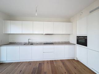 Dit aangename appartement bevindt zich op de vierde verdieping van het nieuwbouwproject Metropolitan, gelegen aan de Parkdreef 42, 1000 Brussel.Het appartement beschikt over een lichtrijke leefruimte die een open en uitnodigende sfeer creëert. De volledig ingerichte keuken is voorzien van alle moderne toestellen, waaronder een vaatwasser, dampkap, oven en koelkast met vriesvak. Zowel vanuit de keuken als de leefruimte is er toegang tot het terras van 8 m².Er zijn twee slaapkamers, elk met een eigen, aparte badkamer.Daarnaast is er een berging met aansluiting voor wasmachine en droogkast, evenals een private kelder voor extra opslagruimte.Extra troeven:-Gelegen op de vierde verdieping-Boodschappen op wandelafstand-Scholen op wandelafstand-Park van Tour &amp; Taxis in de buurt-Snelle toegang tot de ring of E40 (10–15 minuten rijden)-Uitstekend openbaar vervoer: Tram 51, Metro 2 &amp; 6, verschillende -buslijnen, en Brussel Noord stationHuurprijs: €1.450 + €200 provisies (verwarming en gemeenschappelijke kosten)Interesse? Dien vandaag nog uw aanvraag in via www.dewaele.com