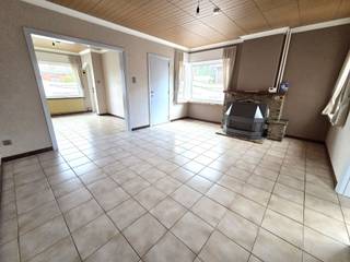<p><span>Vous recherchez un cadre de vie calme, un jardin ensoleillé tout en bénéficiant de toutes les commodités à proximité ? Cette maison familiale bien entretenue offre l'équilibre parfait entre confort, espace et emplacement.</span></p><p><span>Cette</span><span>maison</span><span>familiale</span><span>prête à emménager</span><span>, située à</span><span> </span><span></span><span> </span><span> </span><span>, bénéficie d’un emplacement calme sur une belle</span><span>parcelle orientée au sud</span><span> </span><span>d’une superficie de pas moins de 990 m</span><span>². La maison bénéficie d’une excellente situation : la gare de Booischot est accessible à vélo, tandis que les écoles, les commerces de proximité et les commodités quotidiennes sont facilement accessibles à pied. Le centre de Heist se trouve également à proximité.</span></p><p><span>La maison a toujours été bien entretenue et a déjà fait l’objet de plusieurs rénovations importantes. En </span><span>2011, la toiture a été entièrement rénovée et dotée d’une isolation</span><span>. De plus, la salle de bains a été modernisée et, au rez-de-chaussée, les fenêtres ont été en grande partie remplacées par</span><span>des fenêtres en PVC d’</span><span> </span><span>, dotées de double vitrage à haut rendement</span><span>.</span></p><p><span>Depuis le hall d’entrée, on accède à l’agréable salon, qui communique avec la cuisine. Celle-ci est équipée de tous les appareils nécessaires et constitue un espace de vie pratique pour toute la famille.</span></p><p><span>Au rez-de-chaussée, on trouve également une</span><span>salle de bains rénovée</span><span> </span><span></span><span>, équipée d’une douche, d’un meuble-lavabo et de toilettes. Un raccordement pour la machine à laver est également disponible. Des toilettes séparées offrent un confort supplémentaire. Le rez-de-chaussée comprend une pièce pouvant servir de chambre, de bureau ou de cabinet. Idéal pour allier vie privée et vie professionnelle sous un même toit.</span></p><p><span>Le premier étage comprend </span><span>trois belles chambres</span><span>, ce qui fait de cette maison un logement idéal pour une famille.</span></p><p><span>Un espace de rangement supplémentaire est prévu au sous-sol, idéal pour stocker des provisions ou ranger des affaires.</span></p><p><span>Le vaste</span><span>jardin orienté sud</span><span>, </span><span></span><span>,</span><span>constitue un atout indéniable</span><span>: il offre de nombreuses possibilités à ceux qui aiment profiter de la vie en plein air, jardiner ou se détendre en toute tranquillité. À l’arrière se trouvent également un </span><span>garage indépendant</span><span> et un</span><span>abri de jardin</span><span>pratique </span><span></span><span>.</span></p><p><span> </span></p><p><span>Les atouts en bref :</span></p><ul><li><span>Terrain de 990 m² exposé sud</span></li><li><span>Situation calme et privilégiée</span></li><li><span>Toiture rénovée et isolée en 2011</span></li><li><span>Salle de bains rénovée</span></li><li><span>Fenêtres en grande partie remplacées au rez-de-chaussée</span></li><li><span>4 chambres</span></li><li><span>Garage attenant et abri de jardin</span></li><li><span>Bien entretenue et prête à emménager</span></li></ul><p><span> </span></p><p><span>Contactez notre agence Dupont Vastgoed au 015 15 15 15 pour plus d'informations ou pour organiser une visite sur place.</span></p><p><span> </span></p>