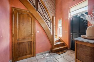 Deze lichtrijke en perfect onderhouden villa in Wetteren is gelegen op een prachtig perceel van 1.271 m² en combineert charme, ruimte en een uitzonderlijke woonkwaliteit. De woning, gebouwd in 1998 en volledig instapklaar, biedt een bewoonbare oppervlakte van 254 m² en is afgewerkt in een warme, karaktervolle stijl.<br />Binnen geniet u van een aangename lichtinval en een doordachte indeling. De leefruimte sluit harmonieus aan op de open keuken, wat zorgt voor een open en uitnodigende sfeer. Verder beschikt de woning over een praktische berging en een inpandige garage. Op de verdieping bevinden zich vier volwaardige slaapkamers en een zolder die extra mogelijkheden biedt.<br />De tuin is prachtig aangelegd en vormt een groene oase van rust en privacy waar het heerlijk vertoeven is in elk seizoen.<br />Ook energetisch zit u hier goed, met een EPC-label B (163 kWh/m² jaar), zonnepanelen en een thuisbatterij die bijdragen aan een efficiënte energiehuishouding.<br />Tot slot is de ligging bijzonder gunstig: rustig en residentieel, maar tegelijk vlot bereikbaar dankzij de nabijheid van de autostrade en belangrijke invalswegen. Winkels, scholen en andere voorzieningen bevinden zich op korte afstand.<br />Een instapklare villa met karakter, waar comfort, uitstraling en ligging perfect samenkomen.<br />Stedenbouw in aanvraag.