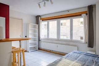 ENKEL VOOR STUDENTEN!<br />1 JAAR-CONTRACT of ONMIDDELLIJKE INTREDE TOT EN MET 1/02/2027! <br /><br />Deze bemeubelde studio is gelegen op een absolute toplocatie in het hart van het historische stadscentrum. Het pand maakt deel uit van een kleinschalig gebouw met slechts tien studio’s en bevindt zich op wandelafstand van diverse faculteiten, openbaar vervoer en tal van ontspannings- en winkelmogelijkheden. <br /><br />De studio is gelegen op de derde verdieping en beschikt over een open leef- en slaapruimte die praktisch is ingericht met een bed, bureau en eettafel. Aansluitend bevindt zich de keuken en badkamer. Het toilet is niet geïntegreerd in de studio zelf, maar bevindt zich buiten de kamer en is volledig privatief.<br /><br />De huurprijs bedraagt € 595 per maand. Daarnaast wordt een maandelijks forfait van € 100 voor de nutsvoorzieningen aangerekend. <br /><br />Een praktische en betaalbare studio te huur op een uitstekende locatie in Leuven, ideaal voor een student. Interesse? Contacteer ons gerust voor meer informatie of een bezoek ter plaatse.