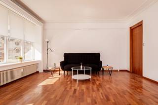 Between Place Stéphanie and Goulet Louise, spacious and bright 3-bedroom apartment with a superb terrace:Located in a building accessible from the...