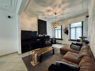 Deze halfopen bebouwing met opslagruimtes en/of garages is gelegen in het centrum van Vrasene en zeer goed bereikbaar vanaf de E34, E17 en...