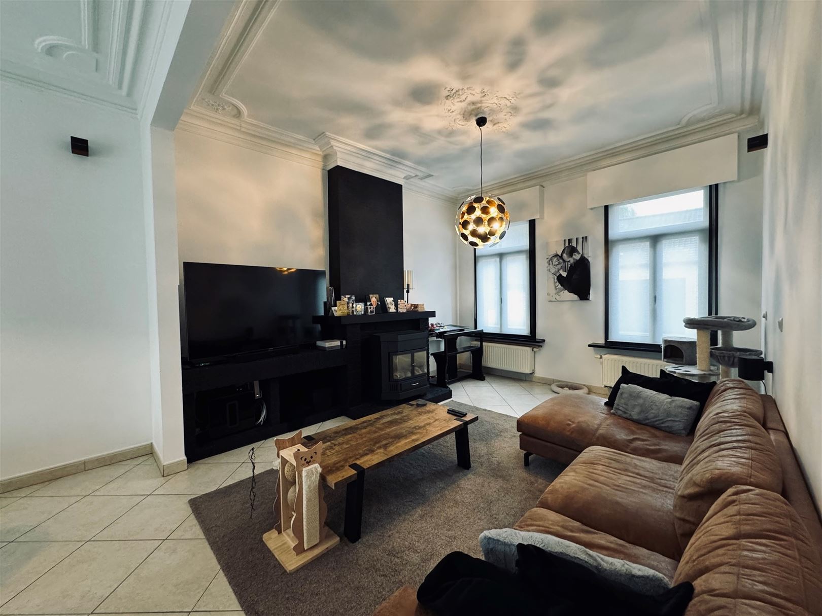 Woning met drie slaapkamers en garages/opslagplaatsen - foto 3