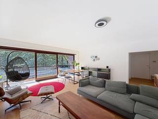 <strong>UKKEL, KONINKLIJKE STERRENWACHT</strong> – In het Cherridreux-park. Prachtig appartement (ONGEMEUBILEERD) met 3 slaapkamers van ±130 m² met twee terrassen aan elke kant, uitzicht op het park en de groene zones, gelegen op de 3e verdieping. Het appartement is als volgt ingedeeld: ruime inkomhal met ingebouwde kasten, apart toilet, wasruimte, woonkamer van ±40 m² met toegang tot het terras, volledig uitgeruste keuken, aparte doucheruimte, 3 slaapkamers; een van ±9 m², een tweede van ±11 m² en een laatste van ±15 m² met ingebouwde dressing en eigen badkamer. Elke slaapkamer heeft toegang tot het tweede terras. Kelder. EPC D. Optionele ondergrondse parkeerplaats voor € 150/maand extra. Voorziening voor lasten: € 300/maand (koud water, warm water, verwarming, gemeenschappelijke ruimtes, conciërge, verzekering tegen verhaal). Beschikbaar op 15/10/2026.<br /><br />
<p><u>Op de 3<sup>e</sup> verdieping</u>:</p>
<ul>
<li>Ruime hal met ingebouwde opbergruimte</li>
<li>Aparte wc</li>
<li>Volledig uitgeruste wasruimte (wasmachine en droger)</li>
<li>Woonkamer van ±40 m² (6,1 x 6,6) (decoratieve open haard) met toegang tot het achterterras</li>
<li>Volledig uitgeruste keuken (oven, inductiekookplaten, afzuigkap, koelkast met vriesvak, vaatwasser) met toegang tot het achterterras</li>
<li>Slaapgedeelte met opbergruimte</li>
<li>Slaapkamer van ±9 m² (3 x 2,9) met toegang tot het voorterras</li>
<li>Slaapkamer van ±11 m² (3 x 3,5) met toegang tot het voorterras</li>
<li>Doucheruimte (douche, dubbele wastafel)</li>
<li>Aparte wc</li>
<li>Slaapkamer van ±15 m² (3,2 x 4,7) met toegang tot het terras aan de voorzijde – Ingebouwde inloopkast en eigen badkamer (bad, dubbele wastafel)</li>
</ul>
<p>Kelder nr. 3 (-1)</p>
<p>Fietsenstalling.</p>