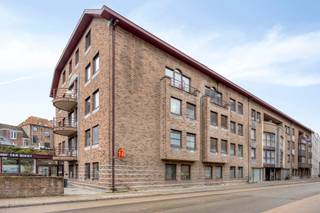 <p>Dit instapklare 1-slaapkamerappartement in het centrum van Leuven met een bewoonbare oppervlakte van 62 m² is een uitstekende keuze voor starters, alleenstaanden of investeerders. Dankzij de combinatie van een gunstige EPC B, een privatieve parking en een kelderberging biedt dit appartement een comfortabel en praktisch woonconcept op een toplocatie.</p><p>Bij het betreden van het appartement komt u terecht in een aangename en lichtrijke leefruimte die voldoende plaats biedt voor een zit- en eethoek. De keuken sluit hier naadloos op aan en is functioneel ingericht, waardoor u alle nodige comfort heeft binnen handbereik.</p><p>De slaapkamer is rustig gelegen en biedt voldoende ruimte voor een dubbel bed en kasten. De badkamer is praktisch ingericht en voorziet in de basisbehoeften. Daarnaast is er nog een bergruimte aanwezig, wat zorgt voor extra gebruiksgemak.</p><p>Een belangrijke meerwaarde van dit appartement is de privatieve kelder, ideaal voor extra opslag, en de inbegrepen parkeerplaats, wat een zeldzame troef is in het centrum van Leuven.</p><p>De ligging is bijzonder aantrekkelijk: u bevindt zich op wandelafstand van winkels, restaurants, openbaar vervoer en tal van voorzieningen. Ook de nabijheid van de universiteit maakt dit appartement zeer interessant als investering.</p><p>Bent u op zoek naar een instapklaar appartement met 1 slaapkamer, parking en een sterke ligging in Leuven, dan is dit een opportuniteit die u niet wilt missen. Neem contact op voor een bezoek.</p>