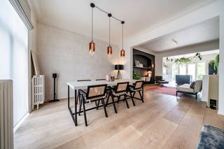 🏡 TE HUUR — Etterbeek (1040), Av. Commandant Lothaire 42<br />✨ Duplex met 3 slaapkamers en privétuin — 168 m² + privékelder 7 m² — op wandelafstand van metro Pétillon (lijn 5)<br /> <br />💶 € 2.450/maand | Gemeenschappelijke lasten quasi onbestaand | 🗓️ Onmiddellijk beschikbaar<br /> <br />Kleine mede-eigendom van 3 woningen, volledig gerenoveerd herenhuis. 136 m² bewoonbaar + 32 m² polyvalente entresol, dubbel terras (11 + 5 m²), omheinde tuin op het oosten, zeldzame dubbele beveiligde ingang (gelijkvloers + 1ste).<br /> <br />🛋️ HET PAND<br />• 3 slpks: 17 + 14 m² tuinzijde op gelijkvloers, 10 m² op 1ste<br />• Living + eetkamer en suite = 50 m², plafondhoogte ~3m15<br />• Volledig uitgeruste keuken (gas, dampkap, oven, microgolf, koelkast)<br />• XXL badkamer 11 m²: ligbad + douche + 2 aparte WC's<br />• Gesloten haard met warmeluchtverdeling<br />• Parket in leefruimtes, waterbestendige vloer in slaapkamers<br />• Lichte entresol 32 m²: wasplaats, sport, bureau of vrij beroep<br />• Aparte privékelder 7 m²<br /> <br />⚙️ COMFORT<br />• ☀️ Zonnepanelen + bijna nieuwe gemeenschappelijke ketel (12/2023) + VMC<br />• Aparte water-/elektriciteitsmeters, eigen boiler, waterontharder<br />• Goede akoestische betonisolatie tussen verdiepingen<br /> <br />🔒 BEVEILIGING<br />• Beveiligde deuren op gelijkvloers EN 1ste, parlofoons op beide niveaus<br />• Draadloos alarm + videobewaking met 5 camera's<br />• Rolluiken op nagenoeg alle achteropeningen<br /> <br />📍 LIGGING — zeer gegeerde microbuurt van Etterbeek<br />• 🚇 Metro Pétillon te voet, snel naar EU-instellingen, centrum, ULB<br />• 🌳 Achterzijde geeft uit op schoolpark — absolute rust 's avonds en weekends<br />• 🛒 Carrefour, traiteur, bakker, wasserette in de buurt<br />• 🌸 Zicht op een magnolia die elke lente roze bloeit<br /> <br />🚗 OPTIES<br />• Dubbele parking: garage binnen 20 m² + buitenstaanplaats 19 m²<br />• ⚡ Snellaadpaal elektrische wagen (Tesla-compatibel, eigen meter)<br />• Semi-bemeubeld of bemeubeld<br /> <br />📊 EPB gebouw: D+ | EPB app.: in opmaak<br />
