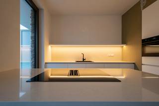 <p>Residentie “Gouwberg” omvat 6 kwalitatieve nieuwbouwappartementen met een ruim zuidgeoriënteerd terras.</p>
<p>De combinatie van moderne architectuur, hoogwaardige materialen en hedendaags wooncomfort maken dit project bijzonder aantrekkelijk voor wie comfortabel, energiezuinig en toekomstgericht wil wonen.</p>
<p><strong>APPARTEMENT 1.1 1<sup>STE</sup> VERDIEPING LINKS.<br /></strong><strong>Inkomhal</strong> op steenparket met gastentoilet en handenwasser.<br /><strong>Woonkamer</strong> op steenparket met open keuken en toegang tot het zonnige <strong>terras</strong>.<br /><strong>Keuken</strong> op steenparket voorzien van een inductiekookplaat, ingebouwde koelkast, diepvriezer, vaatwasser, combi-oven, dampkap, spoelbak en kookeiland.</p>
<p><strong>Berging/technische ruimte </strong>op tegel.<br /><strong>2 </strong>ruime<strong> slaapkamers</strong> op steenparket.<br /><strong>Badkamer</strong> met inloopdouche, dubbel lavabomeubel, spiegelkasten en aansluiting voor wasmachine en droogkast.<br />Gezellig deels <strong>overdekt</strong> <strong>terras</strong>.<br />Alle appartementen hebben toegang tot de <strong>gemeenschappelijke tuin</strong> en <strong>fietsenberging</strong>.<br /><strong>Verplicht bij aan te kopen van een autostaanplaats en ondergrondse kelderberging.</strong></p>
<p><strong>BIJZONDERHEDEN<br /></strong>Lift, schrijnwerk aluminium “Reynaers”, videofoon, individuele vloerverwarming via warmtepomp, zonnepanelen.</p>
<p><strong>POSITIEVE ASPECTEN<br /></strong>EPC-label “A”<br />Zéér goede bereikbaarheid<br />Ruim terras & slaapkamers<br />Ideale opbrengsteigendom<br />Fraai uitzicht op aangelegde tuin<br />Gelegen vóór het dorp van Schilde<br />Volledig afgewerkte appartementen<br />Mogelijkheid tot aankoop aan 6% btw</p>
<p><strong>PRIJZEN<br /></strong>Grondaandeel: € 109.725, -<br />Registratierechten (12%): € 13.167, -<br />Constructieaandeel: € 289.275, -<br />BTW (6%): € 17.357, -<br />___________________________________</p>
<p><strong>TOTAALPRIJS: € 429.524, -<br /></strong><strong><br />OF</strong></p>
<p><strong> </strong></p>
<p><strong>PRIJZEN<br /></strong>Grondaandeel: € 109.725, -<br />Registratierechten (12%): € 13.167, -<br />Constructieaandeel: € 289.275, -<br />BTW (21%): € 60.748, -<br />_______________________________<br /><strong>TOTAALPRIJS: € 472.915, -<br /></strong><strong>6% BTW MOGELIJK INDIEN:</strong></p>
<ul>
<li>de woonruimte minder dan 200 m² bedraagt.</li>
<li>u er minstens 5 opeenvolgende jaren blijft wonen.</li>
<li>het uw enige en eigen privéwoning betreft of verhuur voor minstens 15 jaar een privépersoon of vennootschap.</li>
<li>uw eigen woning binnen de 2 jaar na de aankoopakte verkocht wordt.</li>
</ul>
<p>(*) Prijzen exclusief notariskosten en aansluitingskosten nutsvoorzieningen.<br />(*) Prijzen exclusief aandeel in de kosten voor de basisakte.<br />(*) Prijzen exclusief inbouwkasten, dressingkasten en vestiairekast.</p>
