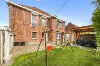 Deze woning werd in 2023 gerenoveerd en is als volgt ingedeeld: gelijkvl. inkomhal, 3 ruime slaapkamers waarvan één met toegang tot de tuin,...
