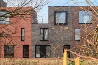 Deze afgewerkte parkwoning (lot 27), met zicht op het park, bestaat uit 3 verdiepingen en is gelegen in het nieuwbouwproject ‘Wonen aan het park’ in Kuurne. De woning is charmant ingericht als kijkwoning en illustreert onze kwalitatieve afwerking, maar is nu ook te koop.<br />Geniet van optimaal woon- en verhuiscomfort, want deze woning is volledig instapklaar!<br />De oppervlakte van het perceel bedraagt 183 m<sup>2</sup>. Op het gelijkvloers ontdek je een ruime inkom met apart toilet en trap. In de open en lichtrijke leefruimte is er een zithoek, eethoek en open keuken. Via de keuken kom je in een berging/wasruimte. De woning beschikt op het eerste verdiep over 3 slaapkamers, een aparte toilet en ingerichte badkamer met bad, inloopdouche en een dubbele lavabo. Op het tweede verdiep is er een extra ruimte die kan ingericht worden als extra slaapkamer, hobbykamer, bureau, logeerkamer,… Op die hoogte is er ook nog eens een ruim terras dat uitkijkt op de tuin. Ook aan de andere kant van de woning is er nog een extra terras. Er is een aparte carport op het einde van de zuidwest georiënteerde tuin. Deze woning vormt de ideale gezinswoning, rustig gelegen in een kindvriendelijke woonbuurt en groene omgeving. <strong>Ontdek nog meer over de kijkwoning via www.dumobil.be/nl/woonprojecten/kijkwoningen/moderne-kijkwoning-kuurne</strong>. Bespreek met bouwadviseur Sam de mogelijkheden en voorwaarden: <strong>0483/21.01.33</strong> | <strong>sam@dumobil.be</strong> | Bekijk de prijs inclusief alle wettelijke kosten op: <u><strong>www.dumobil.be/nl/woonprojecten/projecten/kuurne-harelbeke-5-parkwoningen</strong></u>