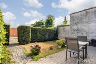 <p><span>Bent u op zoek naar een ruim, instapklaar 2-slaapkamerapprtement op een centrale locatie in Bissegem, met alles binnen wandelafstand. Dit appartement op de Meensesteenweg voldoet aan al uw eisen. Er is een zeer leuke zonnige tuin aanwezig, met nog ruimte voor 2 auto's voor het appartement. De keuken sluit aan op de leefruimte, maar beschikt ook nog over een ruime berging. Verder is er een apart toilet, in de gang en een zeer ruime badkamer met en douche, maar voldoende ruimte indien u nog een bad wil plaatsen. Via het achterliggend pad kan u perfect gaan wandelen of fietsen lang de leie of langs het jaagpad naar Kortrijk of Wevelgem gaan. Indien u interesse hebt om dit appartement te bezichtigen, maak snel een afspraak op het nr. 056 96.08.00 of mail naar info@property-vastgoed.be </span></p>