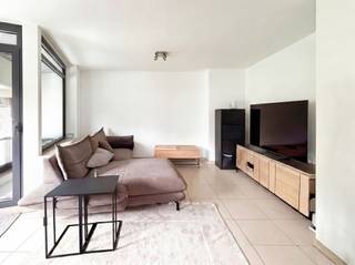 <p><span>Appartement complètement rénové.</span></p><p><span>Comprenant: hall d'entrée, débarras, wc, living avec cuisine équipée et terrasse. </span></p><p><span>Hall de nuit, salle de bain, 1 chambre et un bureau/dressing.</span></p><p><span>Disponible à partir du 01/08/2026. 45€ charges communes.</span></p><p><span>Dans le centre de Lembeek près de transport en commun et commerces.</span></p><p><span> </span></p>