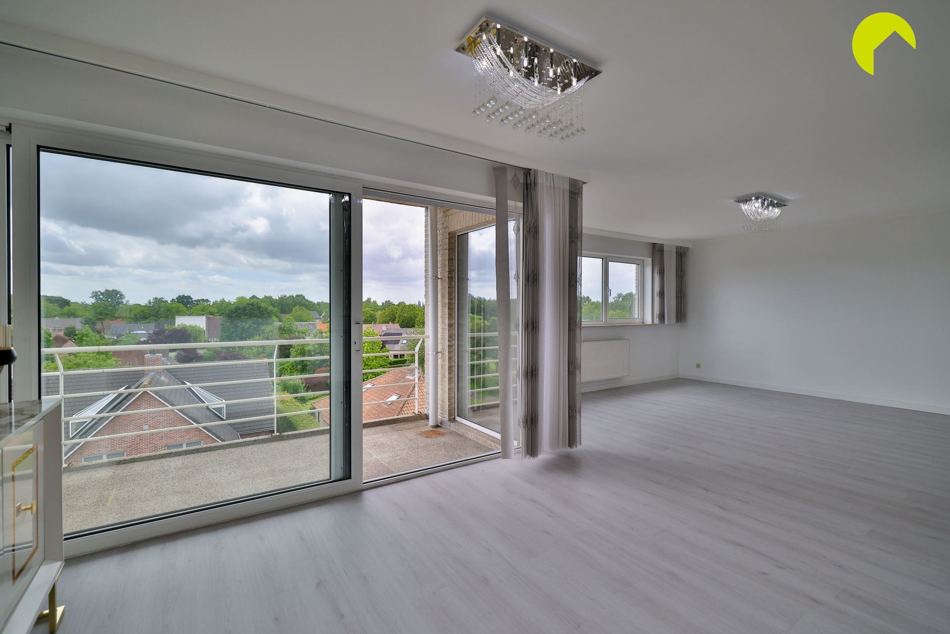 Ruim appartement met drie slaapkamers en terras te huur - foto 4