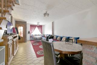 <p>Goed gelegen woning met 3 slaapkamers. Indeling: Inkomhal, woonkamer bestaande uit een zithoek en een eethoek, met aansluitend de open keuken. Badkamer voorzien van ligbad. Apart toilet. Buitenomgeving: Stadskoer en berging/wasplaats. Op de eerste verdieping zijn er 2 slaapkamers. 2de verdieping: ruime derde slaapkamer. Extra info: Asbestveilig, Epc: C ( 247 kWh/m²jaar ). Dankzij de aanwezigheid van openbaar vervoer zijn ook verplaatsingen naar het centrum van Gent en de omliggende wijken vlot mogelijk. Bovendien bevinden zich in de ruimere omgeving verschillende groene plekjes waar je even tot rust kunt komen. Een praktische ligging voor wie stedelijk wil wonen en de voorzieningen van Gent graag binnen handbereik heeft. P en G score: C. Wg, Vg, Gvv, Gmo, Gvkr. INFO: 0484 15 00 09</p>