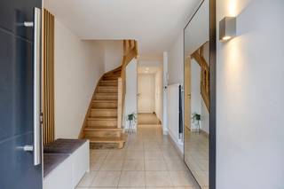Fully renovated and ready-to-move-in house of 194 m² spread over four levels,<br />located in the quiet and popular Koningslo, just a few minutes from Brussels.<br /><br />The bright living space of more than 32 m² is located on the first floor and<br />has a fireplace and large windows that provide a pleasant<br />incidence of light. Next, you will find the fully equipped kitchen and the terrace with a view of the<br />maintenance-friendly, enclosed garden of approx. 70 m² with a western orientation and<br />evening sun.<br /><br />On the second floor, there are two full bedrooms, one separate<br />desk and bathroom with bath, shower and double sink. The top floor is<br />furnished as a spacious master bedroom with built-in wardrobes and dressing.<br /><br />On the ground floor, the house has a closed garage with an electric gate, a<br />storage, laundry room, toilet and direct access to the garden. In addition, there are four (2+2)<br />private parking spaces in front of the house.<br /><br />An absolute asset is the excellent EPC label A (82 kWh/m²). Thanks to 8.2 kWp<br />solar panels, a 10 kWh home battery, double glazing, insulated roof and a<br />condensing gas boiler allows you to enjoy exceptionally low energy costs and none<br />renovation obligation.<br /><br />Schools, public transport and shops are within walking distance. Also the Ring, A12 and<br />E19 are easily accessible. Mobile score: 76%. All certificates are available. Visits on<br />appointment.<br /><br />You can consult Dewaele DIY's general terms and conditions at any time via dewaele.com<br /><br />Register of measures: no