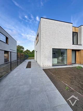 Deze nieuwbouwwoning is gelegen in het centrum van Koekelare en bestaat uit: oprit met carport - inkomhal - toilet - living - keuken - wasplaats - berging - nachthal - 3 slaapkamers - badkamer - toilet - terras - tuin. <br /><br />Troeven van deze woning: <br />- 10 zonnepanelen aanwezig <br />- energiezuinig <br /><br />EPC: woning in aanbouw. Vrij 1/10/2026. Huurprijs 1175 €/mnd.