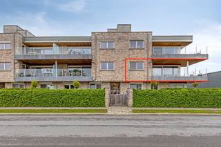 <p>Ontdek dit prachtig energiezuinige appartement uit 2017. Het appartement is ideaal gelegen nabij winkels, scholen en alle dagelijkse voorzieningen. Dankzij de vlotte verbindingen naar Antwerpen en Brussel geniet u van een uitstekende bereikbaarheid, zowel met de wagen als het openbaar vervoer.</p><p>Het appartement onderscheidt zich door zijn hoogwaardige afwerking en doordachte indeling. Gelegen op de eerste verdieping van een verzorgd gebouw met lift, biedt het alle comfort voor aangenaam wonen. De ruime en lichtrijke woonkamer sluit naadloos aan op de volledig uitgeruste keuken met praktische aangrenzende berging. Verder beschikt het appartement over 3 volwaardige slaapkamers, een stijlvolle badkamer en een aparte technische berging.</p><p>Een absolute troef is het ruime, zuidwestgerichte terras waar u de hele namiddag en avond van de zon kunt genieten. Daarnaast beschikt u over twee afzonderlijke, ruime ondergrondse garageboxen. Ook kunnen de bewoners gebruikmaken van de fraai aangelegde gemeenschappelijke tuin met zwembad.</p><p>Een instapklaar appartement waar comfort, kwaliteit en een uitstekende ligging perfect samenkomen.</p>