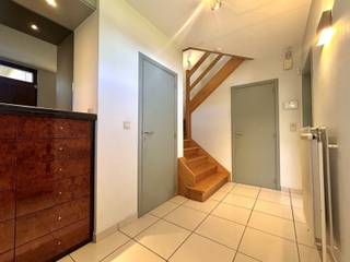 Ontdek deze ruime en lichtrijke villa gelegen in een residentiële en kindvriendelijke woonwijk te Halle. Deze tijdloze villa uit de jaren ’90 combineert een praktische en functionele indeling met veel ruimte en een prachtige lichtinval. De woning beschikt op het gelijkvloers over een grote, lichtrijke leefruimte van 46 m² met toegang tot de twee aangelegde zonneterrassen en de tuin. Aansluitend bevindt zich een volledig ingerichte keuken met stijlvolle natuurstenen bar en een gezellige ontbijt- en eethoek. Verder beschikt de woning over een praktische bijkeuken met wasplaats, een aparte provisiekamer, een kruipkelder en een inpandige garage met automatische poort. Daarnaast is er een ruime inkomhal met aparte vestiaireruimte, gastentoilet en een bureauruimte, ideaal als thuisbureau. Op de eerste verdieping bevinden zich drie grote slaapkamers van 19 m², 14 m² en 20 m², evenals een ingerichte badkamer met ligbad, douche en dubbele wastafel. Daarnaast biedt de woning de mogelijkheid om een vierde slaapkamer van 24 m² te creëren in de nog in te richten zolderkamer op dezelfde verdieping. Een aparte bergingszolder en verschillende praktische maatkasten zorgen voor bijkomende opbergruimte. De woning beschikt tevens over een eigen oprit met parkeergelegenheid. Buiten geniet u van een mooi aangelegde tuin met twee terrassen, gelegen op een perceel van 6a98ca. Deze villa is asbestveilig, beschikt over EPC-label B en wordt verwarmd via centrale verwarming op aardgas. Dankzij de vlotte bereikbaarheid met het openbaar vervoer en de goede verbindingen richting Brussel geniet u bovendien van een uitstekende ligging. Interesse? Vraag nu meer informatie of plan uw bezoek via 054/69.68.67.