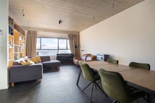<p>Deze<strong> prachtige loft </strong>van 85 m² is gelegen in het historische gebouw “Koffienatie” te Antwerpen, midden in de bruisende Dam-wijk. Dit uniek project in de voormalige koffiefabriek combineert authentieke industriële elementen met hedendaags wooncomfort. Doordat het gebouw niet rechtstreeks aan de straatzijde gelegen is, geniet men hier van een <strong>aangename rust</strong>.<br /><br />De loft bevindt zich op de 4e verdieping en is bereikbaar via zowel de trap als een lift. Via de inkomhal krijgen we toegang tot een apart toilet en een praktische berging met wasvoorzieningen. Als we verder doorlopen, betreden we de royale en <strong>enorm lichtrijke leefruimte</strong>, die aansluit op de open, <strong>volledig geïnstalleerde keuken</strong>, uitgerust met een inductiekookplaat, dampkap, combi-oven, ingebouwde koelkast en vriezer, vaatwasser en een ruime spoelbak.<br /><br />Daarnaast beschikt de loft over een ruime slaapkamer en een comfortabele badkamer met lavabo, ligbad en inloopdouche. Een absolute troef is het<strong> gezellige patio-terras</strong>, dat via een trap toegang biedt tot het<strong> ruime dakterras met panoramisch uitzicht</strong>. Op het dak bevindt zich bovendien een extra ruimte, ideaal als opslagruimte, bureau of atelier.<br /><br />Het appartement beschikt over een<strong> private autostaanplaats en kelderberging</strong>, welke zijn inbegrepen in de vraagprijs.<br /><br />Extra: <br />- EPC-klasse B, Elektriciteit conform<br />- Uitgerust met zonnepanelen en vloerverwarming<br />- Niet gelegen in mogelijks of overstromingsgevoelig gebied, niet gelegen in afgebakend overstromingsgebied of afgebakende oeverzone, niet gelegen in risicozone overstromingen (P-score C, G-score C)<br />- Woongebied, Vg, Vkr, Gmo, Vv<br />-  Niet opgenomen in maatregelenregister<br /><br />Centraal gelegen met winkels, scholen en ontspanning op wandelafstand. Voor meer info ga naar www.coenenvastgoed.be of bel 03/375.82.92</p>