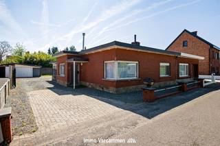 <p><span>In een rustige straat, vlakbij het centrum van Beerzel, bevindt zich deze gelijkvloerse halfopen bebouwing op een aangename locatie. </span></p><p><span>De woning dient grondig gerenoveerd te worden, maar biedt tal van mogelijkheden voor wie op zoek is naar een renovatieproject met potentieel.</span></p><p><span>De indeling omvat een leefruimte, keuken, 2 slaapkamers, badkamer met douche en een praktische wasplaats/berging. Extra troef zijn de 2 garages, ideaal voor wagens, hobbyruimte of extra opslag.</span></p><p><span>Dankzij de rustige ligging en de nabijheid van winkels, openbaar vervoer en verbindingswegen vormt dit pand een interessante opportuniteit.</span></p><p><span>Renovatieplicht EPC: binnen 6 jaar na aankoop = verplichte renovatie tot label D of beter.</span></p><p><span>Troeven:</span></p><ul><li><span>Gelijkvloers wonen </span></li><li><span>Rustige ligging nabij centrum Putte</span></li><li><span>Veel renovatiemogelijkheden</span></li><li><span>2 garages aanwezig</span></li></ul><p><span> </span></p><p><span> </span></p>