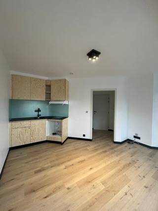 <span>Een bezoekmoment aanvragen kan via onze website: https://vicusvastgoed.be/nl/te-huur .<br />Ga naar het respectievelijke pand en klik op ‘bezoek aanvragen’.<br />Na het invullen van ‘mijn huurprofiel’ koppelen wij spoedig terug.<br /><br />Niet bellen!<br /><br />Mobiscore: 9,5/10<br /><br />Gelegen op wandelafstand van station Gent-Sint-Pieters, met vlotte en directe verbindingen naar de R4, R40, E40 en E17. Daarnaast is het pand uitstekend bereikbaar met de fiets en heeft het rechtstreekse tram- en busverbindingen.<br /><br />Bij het betreden van de studio valt meteen de slimme indeling op. <br />De studio bevat een inkomhal met aansluitend de badkamer die volledig is uitgerust met een douche, lavabo en toilet.<br /><br />De woonkamer en slaapkamer vormen samen een ruime, open leefruimte die u volledig naar eigen smaak kunt inrichten. De keuken bevat een kookvuur, gootsteen en dampkap.<br /><br />EPC B<br /><br />Huurprijs: 615 euro<br />Gemeenschappelijke kosten, elektriciteit, gas, water: 135 euro.</span>