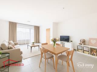 Ontdek dit appartement op de gelijkvloerse verdieping van een kleinschalig gebouw in een rustige straat. <br />Via de inkom, voorzien van berging en privé toilet komen we bij de ruime en lichtrijke woonkamer (ca 40m²) met aansluitend een gesloten keuken voorzien van oven, vuur, lavabo &amp; koelkast met vriezer. <br />Aan de achterzijde van het appartement vinden we aansluitend 2 slaapkamers (ca 10&amp;16m² waarvan één toegang tot de ruime tuin met terras )en badkamer met bad/douchecombinatie. Tenslotte is er een aparte bergruimte in de kelder met aparte digitale meters.<br />Achteraan het perceel mogelijkheid tot aankoop garagebox (€25 000).