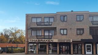 Vernieuwd en ruim handelspand in het centrum van Maasmechelen.Geschikt voor kantoor, vrij beroep of andere op het gelijkvloers van een gebouw.Dit...