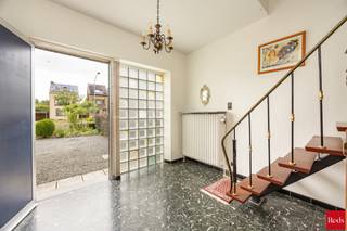 Op een centrale locatie aan de Putsesteenweg in Bonheiden bevindt zich deze deels te renoveren halfopen bebouwing uit 1967. Deze woning biedt een uitstekende basis voor wie op zoek is naar een ruime gezinswoning met veel potentieel en de mogelijkheid om ze volledig naar eigen smaak te moderniseren.<br /><br />Bij het betreden van de woning merkt u meteen de aangename ruimtes en de talrijke mogelijkheden die dit eigendom te bieden heeft. De woning beschikt over drie slaapkamers, een garage en een ruime oprit die afgesloten wordt met een poort, wat zorgt voor extra privacy en voldoende parkeergelegenheid op eigen terrein. De veranda vormt een aangename extra leefruimte en biedt een mooi zicht op de tuin. <br /><br />De ligging is zonder meer een belangrijke troef. U woont hier in Bonheiden, op korte afstand van Mechelen, met scholen, winkels, openbaar vervoer en andere dagelijkse voorzieningen in de directe omgeving. Ook de belangrijkste invalswegen zijn vlot bereikbaar, waardoor u zich snel kunt verplaatsen richting Mechelen, Antwerpen, Brussel en Leuven.<br /><br />Deze woning vormt een uitstekende opportuniteit voor wie op zoek is naar ruimte, een aangename buitenomgeving en een woning die nog volledig naar eigen wensen kan worden ingericht. Een bezoek zal u ongetwijfeld overtuigen van de mogelijkheden die deze woning te bieden heeft.<br /><br />Contacteer Nico voor een bezoek via 0478 012 012 of nico@reds.be.