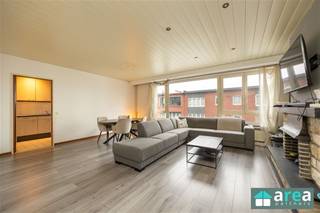 <p><span>Dit instapklaar en centraal gelegen appartement is gelegen op de grens van Borgerhout en Deurne. In de directe omgeving vindt u tal van winkels, supermarkten (oa. Lidl, Colruyt &amp; Delhaize), horecazaken, het ziekenhuis AZ Monica alsook het medisch centrum Sterckshof aan het einde van de straat. Ook scholen, openbaar vervoer en speeltuinen bevinden zich op wandelafstand. Dankzij de vlotte verbinding met de E19 en E313 alsook de nabijheid van de Ring geniet u hier van een uitstekende bereikbaarheid.</span></p><p><span>Grootste troeven</span></p><p><span>- Gunstige EPC-score B<br />- Centrale ligging<br />- Instapklaar appartement<br />- Gunstige bereikbaarheid<br />- Veel lichtinval (hoekappartement)!</span></p><p><span>Indeling</span></p><p><span>Bij het binnentreden van het appartement komt men in de hal die toegang biedt tot de leef- en eetruimte, twee volwaardige slaapkamers, de badkamer en het gastentoilet. De inkomhal beschikt over extra opbergkasten. </span></p><p><span>De ruime leef- en eetruimte van 35 m² geniet van veel natuurlijke lichtinval dankzij de grote raampartijen. Aansluitend bevindt zich de geïnstalleerde keuken, voorzien van een oven, inductiekookplaat met dampkapn magnetron en een dubbele spoelbak. Via de keuken heeft men toegang tot het terras aan de voorkant van het gebouw.</span></p><p><span>Verder zijn er twee volwaardige slaapkamers van respectievelijk 15 m² en 11 m². De badkamer is uitgerust met een douche, een ruime wastafel en een aansluiting voor een wasmachine. </span></p><p><span>Voor meer informatie kan u terecht bij Area Partners: info@area.be of 03/284.60.60</span></p><p><span><br /> </span></p><p><span> </span></p><p><span> </span></p><p><span> </span></p><p><span> </span></p>