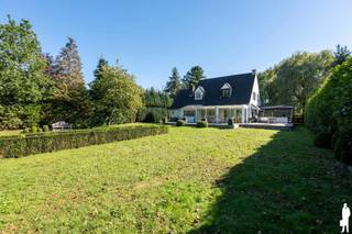 <p><strong>Karaktervolle villa met 3 slaapkamers en ruime tuin te Schilde<br /><br /></strong>Deze <strong>karaktervolle vrijstaande villa</strong> biedt verschillende leefruimtes, drie slaapkamers en een royale tuin met ruime veranda. Recent werden onder meer de <strong>keuken en cv-ketel vernieuwd</strong>, de ramen deels vervangen en de woning opgefrist. <strong>Centraal gelegen in Schilde</strong> en beschikbaar vanaf <strong>december 2026</strong>.<br /><br /><strong>Gelijkvloerse verdieping<br /></strong>een inkomhal<br />een <strong>ruime leefruimte</strong> met voormalige open haard, momenteel dichtgemaakt<br />een afzonderlijke zithoek die extra mogelijkheden biedt als lees- of ontspanningsruimte<br />een aparte <strong>bureau- /tv-ruimte<br /></strong>een <strong>ruime veranda</strong> met aangename verbinding naar terras en tuin<br />een recent <strong>vernieuwde keuken<br /></strong>een afzonderlijk toilet<br />een inpandige garage<br /><br /><strong>Eerste verdieping<br /></strong>een nachthal<br />een ruime <strong>hoofdslaapkamer met ingemaakte kast</strong> en rechtstreekse toegang tot de badkamer<br />twee bijkomende slaapkamers<br />een badkamer met <strong>ligbad, douche en dubbele lavabo<br /><br /></strong><strong>Tuin en buitenruimte<br /></strong>een <strong>ruim terras</strong> aansluitend op de woning<br />een royale tuin met veel buitenruimte en een groen karakter<br /><br /><strong>Bijzonderheden<br /></strong>nieuwe cv-ketel<br />verwarming op gas via radiatoren<br />ramen gedeeltelijk vernieuwd<br />recent opgeschilderd<br />inpandige garage<br />beschikbaar vanaf <strong>december 2026<br /><br /></strong>Een <strong>karaktervolle en ruime huurvilla</strong> met drie slaapkamers en een royale tuin, centraal gelegen in Schilde.</p>