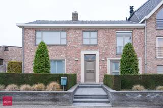 Inkomhal, toilet, vestiaire, bureel met ingemaakte kasten, living in parket met gashaard, kwalitatieve keuken (Miele-toestellen) met kookeiland,...