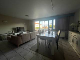 Appartement op 1ste verdieping met 2 slaapkamers en terras.Bestaat uit : Inkom, living, open keuken, aparte wc, badkamer en 2 slaapkamer.Terras is...