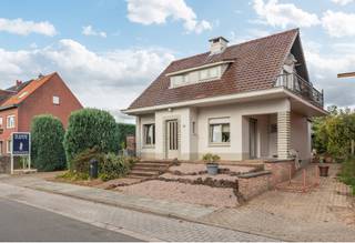 Karaktervolle gezinswoning met garage en ruime kelder (60m²) met een aparte ingang, te Essen dichtbij het centrum van Essen. Deze woning omvat...