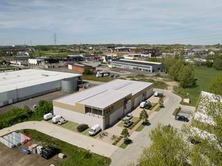 Nieuwbouw loods van 1.155 m² met kantoorruimte van 315 m² en 10 privatieve parkeerplaatsen te koop, de unit maakt deel uit van het gloednieuwe bedrijvenpark <strong>"BAZUIN",</strong> een KMO-ontwikkeling gelegen op een strategische locatie in Roeselare. Het project bestaat uit een 80-tal multifunctionele units, samengebracht in verschillende bedrijfsverzamelgebouwen. De beschikbare oppervlaktes variëren van 60 m² tot 534 m², met de mogelijkheid tot samenvoeging tot grotere entiteiten. Afhankelijk van uw zoekcriteria, zijn de <strong>units beschikbaar met of zonder geïntegreerde kantoor -en/of woonruimte. </strong><br /><br />De casco magazijnen (brandklasse B) hebben een vrije hoogte van +/- 6 m en zijn opgebouwd uit een staalstructuur, gecombineerd met betonpanelen en geïsoleerde sandwichpanelen. Elke loods is voorzien van een automatische geïsoleerde sectionaalpoort (al dan niet met aparte toegangsdeur en glaspartij), een lichtstraat en een gepolierde polybetonvloer. Aansluitingen voor nutsvoorzieningen zoals stadswater, elektriciteit (25A - 3N400V) en telecom (data) zijn individueel voorzien. <br /><br />Het bedrijvenpark bevindt zich in een gebied voor ambachtelijke bedrijven en KMO's, en is geschikt voor een <strong>breed scala aan activiteiten</strong> zoals opslag, productie, verwerking, groothandel, ...<br />Dankzij de 15.300 m² aan groenaanleg en de integratie van woon-werkateliers, biedt Bazuin de ideale combinatie tussen bedrijvigheid en leefomgeving. <br /><br />Verder biedt het terrein uitgebreide parkeer -en manoeuvreerruimte, alsook parkeerplaatsen voor bezoekers en personeel. <br /><br /><strong>Prijs vanaf 1.400.000€, prijs kan worden opgemaakt op basis van offerte.</strong><br /><br />Contacteer <strong>PANORAMA B2B</strong> voor bijkomende inlichtingen, plannen of een vrijblijvend plaatsbezoek <strong>050 300 800</strong>.