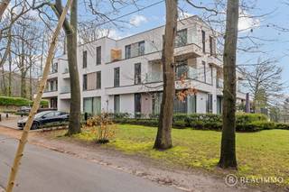 Dit gelijkvloers appartement maakt deel uit van het stijlvolle nieuwbouwproject Pierre & Julie, gelegen in het Kluisbos te Mont-de-l’Enclus...