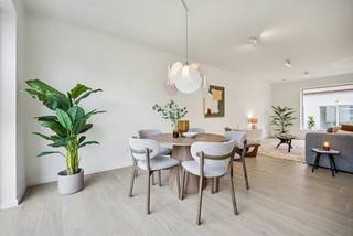 Een iconische site uit de jaren ’60 krijgt een volledig nieuwe bestemming: een exclusief woonproject met slechts 16 unieke woningen. Hier wordt nieuwbouw gecombineerd met het karakter van de bestaande gebouwen, wat zorgt voor een mooi geheel. Stap je woning binnen via de inkomhal en ontdek een praktische indeling met toilet, leefkeuken die dankzij grote raampartijen prachtig uitzicht biedt op de tuin. Aan de keuken vind je bovendien een handige berging. Op de bovenverdieping wacht een gezellige zithoek, een slaapkamer, badkamer en toilet. Met een vaste trap naar de zolder vinden we nog twee slaapkamers, een douchekamer en een apart toilet. Bij Cirk woon je volledig privé, maar profiteer je ook van een rijk aanbod aan gedeelde luxevoorzieningen; aangelegde tuin, zwemvijver, sauna, fietsenparking, gezellige keuken met zithoek, polyvalente ruimte, gastenverblijf, boomgaard,... Extra pluspunt: deze woningen vallen onder 6% BTW (als je aan de voorwaarde voldoet). Een zeldzame kans om comfortabel, stijlvol en verbonden te wonen in een unieke setting. Klinkt dit als jouw ideale woonplek? Maak een afspraak en ontdek jouw toekomstige woning! Neem contact op via laura.vanhelmont@dewaele.com of bel 011 30 50 50.