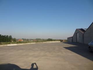 Loods te Ieperstraat 116 box 9 te huur<br /><br />* oppervlakte : 278m² (11,6x24m)<br /><br />Huurprijs : 750€ + 21%BTW + 1/12grondlasten