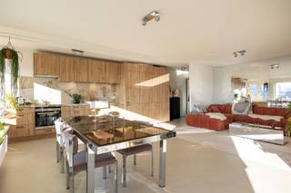 <p>Op de 7e verdieping van Helmstraat 1 wacht een funky gerenoveerde parel (2024) met een uitzicht dat elke dag opnieuw indruk maakt. Denk: panoramische skyline, verrassende details en een sfeer die de toon zet van zodra je binnenstapt.</p><p>Helmstraat 1 ligt op een plek waar Antwerpen op zijn best is: alles dichtbij, altijd vlot weg. Je zit meteen aan de verbindingswegen, met openbaar vervoer en stadsleven binnen handbereik. En bovenaan? Daar krijg je rust, licht én een uitzicht dat de stad tot decor maakt.</p><p>Waarom je hier wil wonen<br />-    Panoramisch zicht over Antwerpen<br />-    Funky renovatie in 2024 – stijlvol, speels en helemaal van nu<br />-    Veel licht en een open, luchtig gevoel<br />-    Terrasje in de zon</p><p>Het appartement is gelegen op de 7e verdieping en bereikbaar per lift of trap. Je komt binnen in een appartement dat optimaal gebruik maakt van elke meter, met een hedendaagse flow tussen wonen, koken en relaxen. De leefruimte met terrasje in de zon baadt in het licht. Dankzij de 10 m gevelbreedte trekt je blik automatisch naar buiten: Antwerpen ligt letterlijk aan je voeten! De slaapkamer van 16 m² is een rustpunt met dezelfde frisse, eigenzinnige uitstraling. Alles voelt nieuw, strak én verrassend.</p><p>Maandelijkse kosten: 250 €/maand (Onderhoud en elek gemene delen, lift, syndicus, conciërge, reservefonds, diversen en privatief verbruik van verwarming en water)</p><p>Interesse? Plan je bezoek via sinjoor.be — en ontdek zelf hoe goed Antwerpen eruitziet vanop de 7e verdieping. </p>