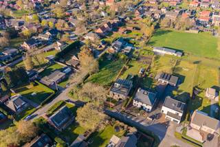 Het betreft een ZW georiënteerd perceel bouwgrond met een breedte van 25,60 m, bestemd voor de oprichting van een vrijstaande eengezinswoning met maximaal twee bouwlagen.
De bouwzone voor het hoofdgebouw situeert zich op minimaal 12 meter van de wegas van de Stijn Streuvelslaan, met een maximale bouwdiepte van 17 meter. De linkergevel van zowel het hoofdgebouw als eventuele bijgebouwen dient zich op minstens 6 meter van de geplande rooilijn van de Rodenbachlaan te bevinden. Aan de rechterzijde geldt een minimale afstand van 3 meter tot de perceelgrens.
Voor bijgebouwen is een aparte zone voorzien, beginnend op 10 meter achter de bouwstrook voor het hoofdgebouw en doorlopend tot op 3 meter van de achterste perceelgrens. Deze bijgebouwen dienen opgericht te worden binnen een maximale diepte van 50 meter gemeten vanaf de rooilijn van de Stijn Streuvelslaan, met een maximale gezamenlijke oppervlakte van 75 m².
Wonen in Zoersel is wonen in het groen, met een vlotte verbinding naar de snelwegen E34 en E313. In het hart van de gemeente ligt het 400 hectare grote Zoerselbos, een prachtig natuurgebied waar u volop kan wandelen en fietsen. 
Vanuit uw nieuwe thuis bereikt u met de fiets in slechts 4 minuten het centrum van Sint-Antonius, met supermarkten, horeca, winkels en speciaalzaken. En ook het openbaar vervoer is er vlot bereikbaar. 
Voor meer informatie of een gratis waardebepaling van uw vastgoed kan u een aanvraag invullen op onze website of even bellen op het nr. 03/345.88.99.