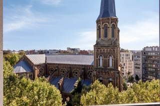 <p>Op zoek naar een instapklare studio in het bruisende Antwerpen? </p><p>Het pand met EPC B (geen renovatieverplichting!) is zowel een ideale starterswoning als een interessant opbrengsteigendom: het wordt momenteel verhuurd aan 770 euro per maand. Zuigericht appartement met enorm veel natuurlijk lichtinval, met uitzicht op de rustige Brialmontlei, vlakbij het Stadspark! </p><p>De studio heeft een toplocatie: het bevindt zich aan de rustige achterkant van het gebouw met een heel mooi uitzicht op de kerk en op wandelafstand van het stadspark en het centraal station. Bovendien is het nabij de kalme wijk Zurgenborg, diverse winkels, het openbaar vervoer en belangrijke uitvalswegen.  </p><p>Deze ruime en lichtrijke studio van 49m² bevindt zich op de 8ste verdieping en heeft een heel mooi uitzicht en is bovendien zuid-gericht. </p><p>De ruime en lichtrijke leefruimte zorgt voor een rustige, met mogelijkheid tot een afgescheiden, hoek om tot rust te komen. Tevens is er een open keuken, die ervoor zorgt dat je verbonden blijft met de lichtrijke leefruimte. Daarnaast is er een aparte badkamer met bad, lavabo en een aansluiting voor de wasmachine. De WC is ook apart, praktisch voor als er bezoekers komen.<br />De ruimtes zijn slim benut, zodat je optimaal kan genieten van elke vierkante meter.</p><p>Momenteel wordt de studio verhuurd aan 770 euro per maand (bruto rendement van 5,4%). Er is volledige vrijheid om de huurprijs te indexeren.</p><p>Het pand is op te frissen, wat betekent dat je mits een kleine investering het volledig naar uw wens kan inrichten. Ideaal voor wie op zoek is naar een eerste eigen stek, een investering of een handige pied-à-terre in de stad.</p><p>Troeven:<br />- EPC= B, dus GEEN renovatieverplichting<br />- de mogelijkheid tot opbrengsteigendom<br />- lichtrijke leefruimte <br />- prachtig uitzicht<br />- de aangename en strategische ligging<br />- De elektriciteit is conform.<br />- 318 euro per kwartaal aan gemeenschappelijke kosten, verwarming en warm water inbegrepen!</p><p>De ligging aan de Plantin en Moretuslei is een echte troef: je zit hier midden in het levendige Antwerpen, met winkels, horeca en openbaar vervoer op wandelafstand. Ook de invalswegen naar de ring en het centrum liggen vlakbij, waardoor je zowel de stad als de omliggende gemeenten makkelijk bereikt.</p><p>Overtuigd? Plan je bezoek in via onze website!</p>