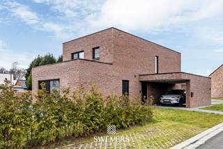 Voor meer info en foto’s, surf naar www.swevers.be – Deze recente open bebouwing (2023) op Bugtenpad 6 in Koersel-centrum combineert rust, comfort en hedendaagse klasse op een perceel van 5a 57ca. De instapklare woning biedt 189 m² bewoonbare oppervlakte en is, onder voorwaarden, aan te kopen aan 2% registratierecht. Gelegen in een volledig gesloten wijk geniet u hier van privacy, terwijl winkels, scholen, horeca en openbaar vervoer zich op wandelafstand (500 m) bevinden. Via de inkomhal met gastentoilet betreedt u de lichtrijke leefruimte en eetkamer van samen 46,40 m². Aansluitend bevindt zich de ruime keuken van 20 m² met plaats voor een kookeiland en veel bergruimte, met directe toegang tot de voortuin, oprit en carport. Een praktische berging/wasplaats vervolledigt het gelijkvloers. Op de verdieping zijn er drie volwaardige slaapkamers (15,21 m², 11,70 m² en 11 m²), een centrale badkamer en een aparte berging van ca. 9 m². De zuidgerichte tuin en het terras genieten van optimale zoninval. Vloerverwarming op beide niveaus, zonnepanelen, videofoon en een EPC van -15 (BEN-woning) garanderen energiezuinig en toekomstgericht wonen. Vlotte verbinding via snelwegen op 13 km. Voor meer informatie, bel 011 255 155. Bron bewoonbare oppervlakte: EPC – verslag.